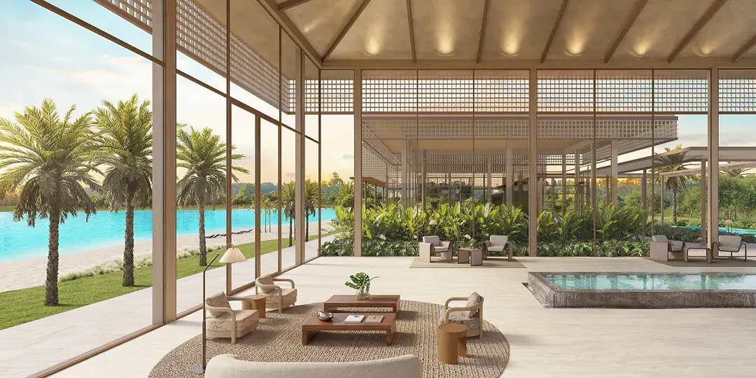 Lounge do clubhouse aberto para a lagoa, com pé-direito alto e madeira