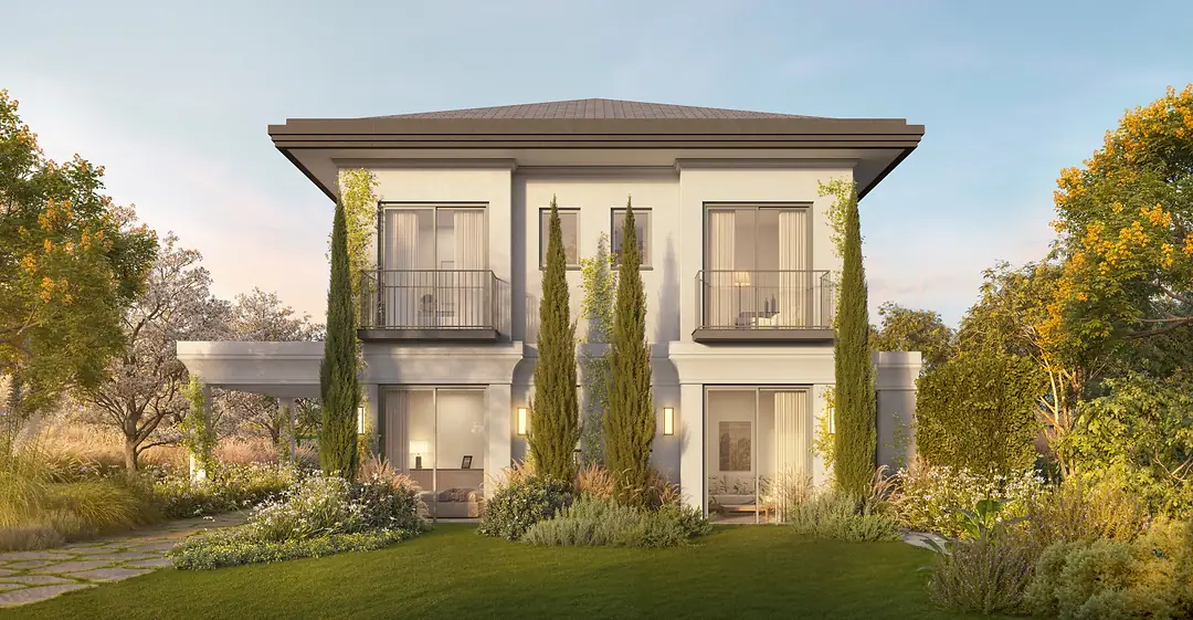 Fachada de uma casa do Villa Riviera, com jardim e ciprestes
