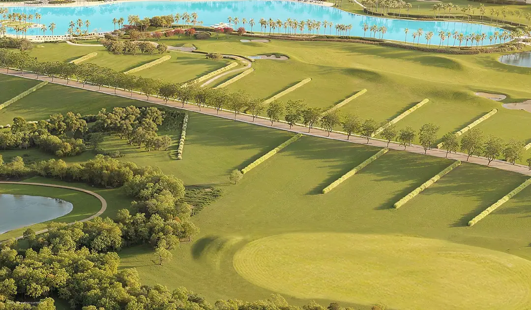 Vista aérea dos lotes residenciais debruçados sobre o campo de golfe